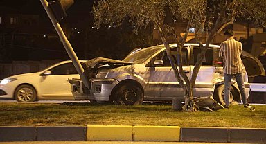 Aydınlatma direğine çarpan otomobilin sürücüsü yaralandı