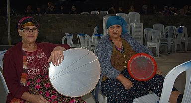 Ayvacık'ta darbukacı ve davulcu iki kadın, düğünlerin vazgeçilmezi oluyor