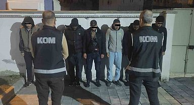 Ayvalık'ta 7 düzensiz göçmen ve 2 insan kaçakçısı polisten kaçamadı