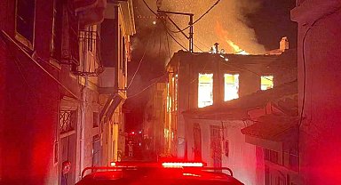Ayvalık'taki iki metruk evde çıkan yangın mahalleliye korkulu anlar yaşattı