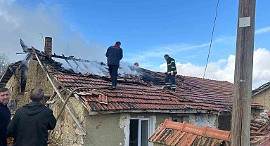 Baca temizliği yaparken samanlık ile evini yaktı