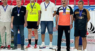 Badminton sporcusu öğretim üyesinden 2 altın madalya başarısı
