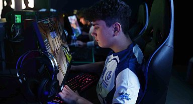 Bağcılar'da e-spor oyuncusu Emirhan, 23 milyon arasından 44'üncü oldu