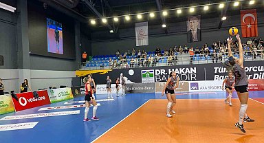 Bahçelievler Belediyesi Kadın Voleybol Takımı kendi evindeki ilk Sultanlar Ligi maçını 3-0 kazandı