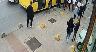 Bahçelievler'de İETT otobüsü ağaca çarptı, o anlar kamerada