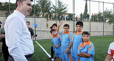 Bakan Kurum, halı saha sözünü yerine getirdiği çocuklarla futbol oynadı