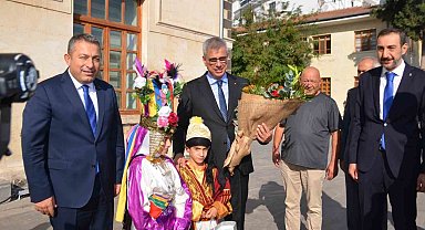 Bakan Memişoğlu: ''Depremden zarar gören eski hastane küçük tadilattan sonra tekrar faaliyete geçecek''