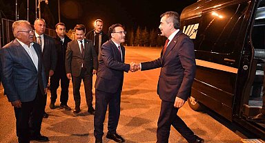 Bakan Tekin tasarruf tedbirlerine uydu, uygulama otelinde kaldı