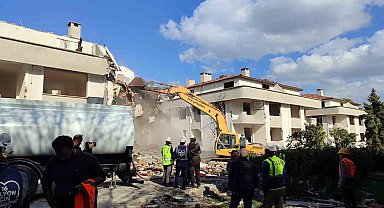 Bakırköy'de 5 bloklu bir sitenin yıkımına başlandı