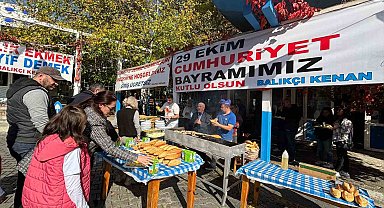 Balıkçı Kenan'da gelenek bozulmadı, 2 gün ücretsiz balık ekmek ikram edildi