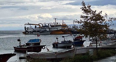 Balıkçı tekneleri şiddetli dalga ve fırtına yüzünden limanlara sığındı