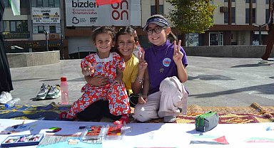 Balıkesirli çocuklar Filistinli kardeşleri için resim yaptı