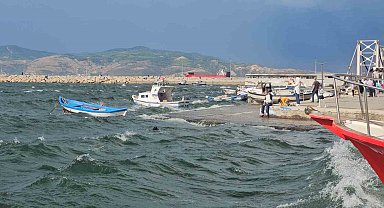 Bandırma'da fırtına etkili oldu