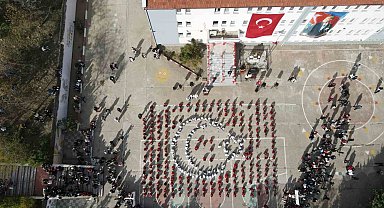 Bandırma'da öğrenciler "Ay Yıldız " kareografisi oluşturdu