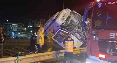Bandırma'da yoldan çıkan kamyon tabelaya çarptı: 1 yaralı