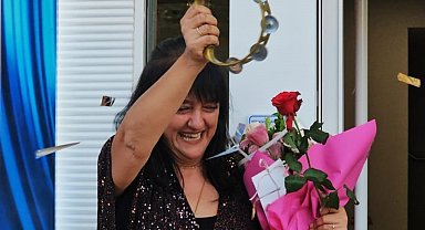 Banka çalışanı davul zurna eşliğinde oynayarak atılan konfetiler arasında emekli oldu