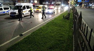 Bariyerden atlayıp karşıya geçerken aracın çarptığı çocuk hayatını kaybetti