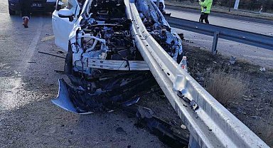 Bariyere ok gibi saplanan otomobilde bir kişi öldü, 3 kişi yaralandı