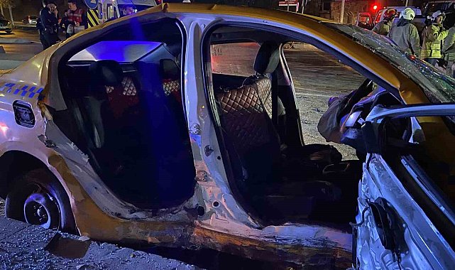 Başakşehir'de kırmızı ışık ihlali yapan taksi otomobille çarpıştı: 10 yaralı