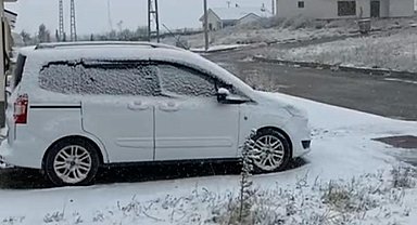 Başkale'de kar yağdı, araçlar yolda kaldı