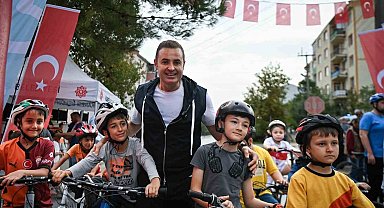 Başkan Akın, çocuklarla birlikte pedal çevirdi