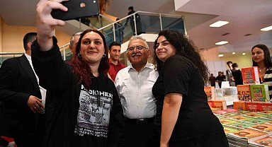 Başkan Büyükkılıç, Kitap Fuarı'nda kitapseverlerle buluştu