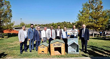 Başkan Çavuşoğlu can dostları unutmadı