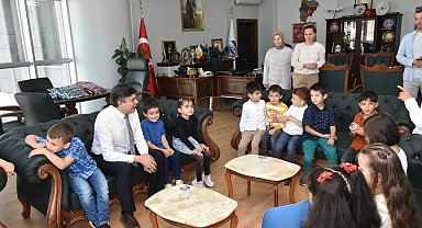 Başkan Durgut'a miniklerden çiçek buketi