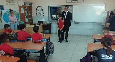 Başkan seçilen öğrenci belediye başkanını sınıfa getirdi