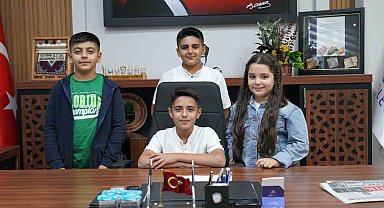 Başkan Tutdere makamı depremzede çocuğa devretti