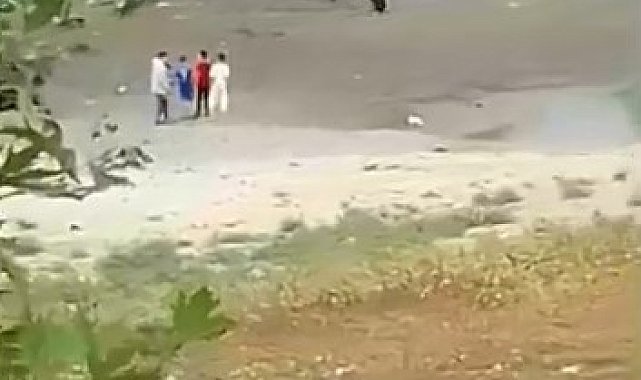 Bataklığa saplanan çocukları vatandaşlar kurtardı