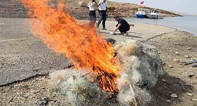 Batman'da akarsu ve göletlerden 75 kilogram atık ağ toplandı