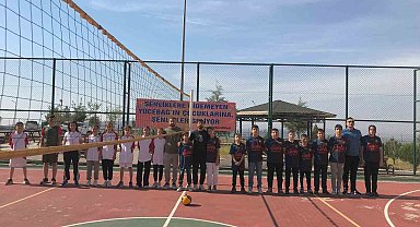 Batman'da voleybol turnuvasında kızlar ve erkekler aynı takımda oynadı