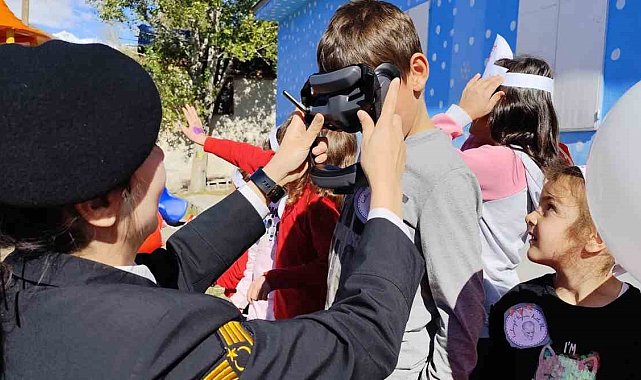 Bayburt jandarmasından 'Cumhuriyetin Çocuklarına' film tadında 29 Ekim sürprizi