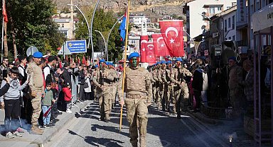 Bayburt'ta 29 Ekim Cumhuriyet Bayramı kutlamasına komandoların gösterisi damga vurdu
