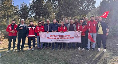 Bayburt'ta doğa yürüyüşü yapıldı fidanlar toprakla buluşturuldu