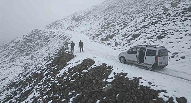 Bayburt'ta yaylalar beyaz örtüyle kaplandı