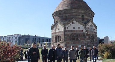 Bayburtlu emeklilere komşu il Erzurum'un tarihi mekanları gezdirildi