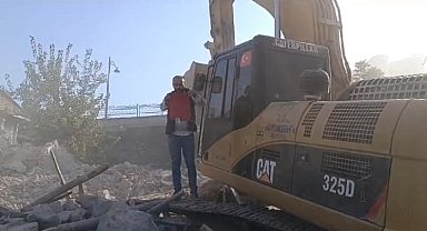 Bayrak hassasiyeti yıkımı durdurdu