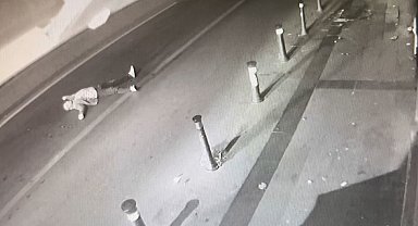 Bayrampaşa'da yolun ortasına yatan alkollü adama otomobil çarptı: O anlar güvenlik kamerasında