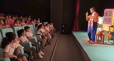 Belediyenin hizmet binasında tiyatro sahnesi açıldı