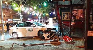 Beylikdüzü'nde polisten kaçan alkollü sürücü restorana daldı