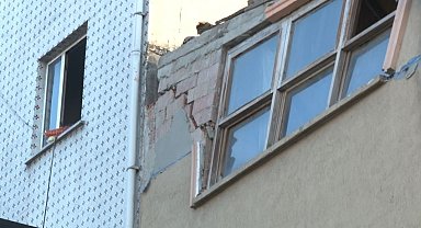 Beyoğlu'nda 3 katlı binada çökme: 3 araç hasar gördü