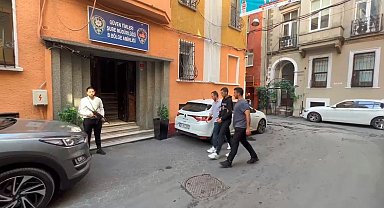 Beyoğlu'nda park halindeki motordaki kaskı çalan hırsız kamerada