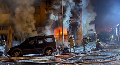 Beyoğlu'nda yatak imalathanesi alev alev yandı