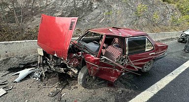 Bilecik'te 2 araç kafa kafaya çarpıştı, 2 kişi yaralandı