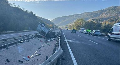 Bilecik'te kontrolden çıkan otomobil orta refüje çarparak takla attı
