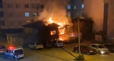 Bilecik'te metruk bina alevlere teslim oldu