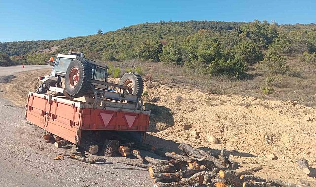 Bilecik'te seyir halindeki traktör römorku devrilirken, sürücüsü yaralandı
