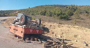 Bilecik'te seyir halindeki traktör römorku devrilirken, sürücüsü yaralandı